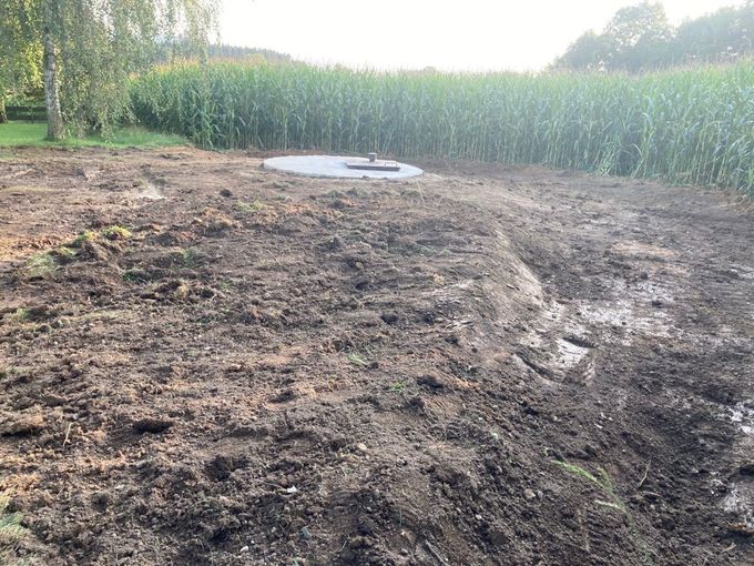 11. Zuschütten der Grube und das nachfolgende Setzen der Erde bereits miteinkalkuliert; Oberfläche abschüssig vom Brunnen weg um Regen wegzuleiten.jpg