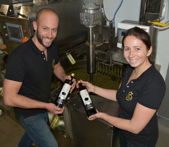 Ing._David_und_Melanie_Roitner_präsentieren_stolz_ihr_Kürbiskernöl.jpg © privat Ing._David_und_Melanie_Roitner_präsentieren_stolz_ihr_Kürbiskernöl.jpg © privat