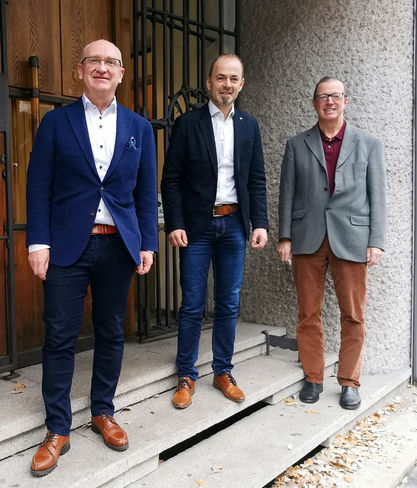 Dr. Thomas Müller (links) und Dr. Herbert Tilg (rechts) mit LK-Präsident Josef Hechenberger. Dr. Thomas Müller (links) und Dr. Herbert Tilg (rechts) mit LK-Präsident Josef Hechenberger.