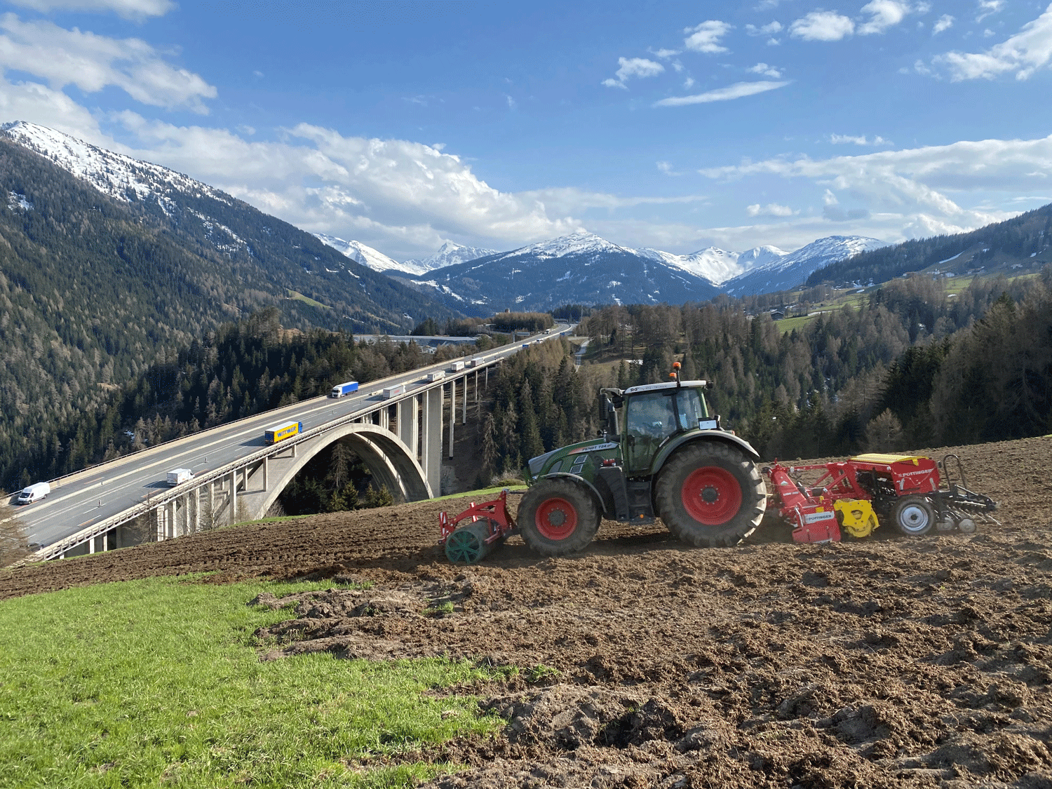 Wiesen Traktor einsäen