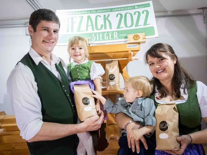 Franz Neuper und Patricia Zach mit ihren Kindern © LK-Stmk/Alexander Danner