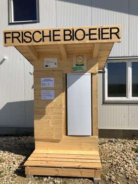 In der Selbstbedienungshütte vor dem Legehennenstall kann man jederzeit Eier kaufen. In der Selbstbedienungshütte vor dem Legehennenstall kann man jederzeit Eier kaufen.