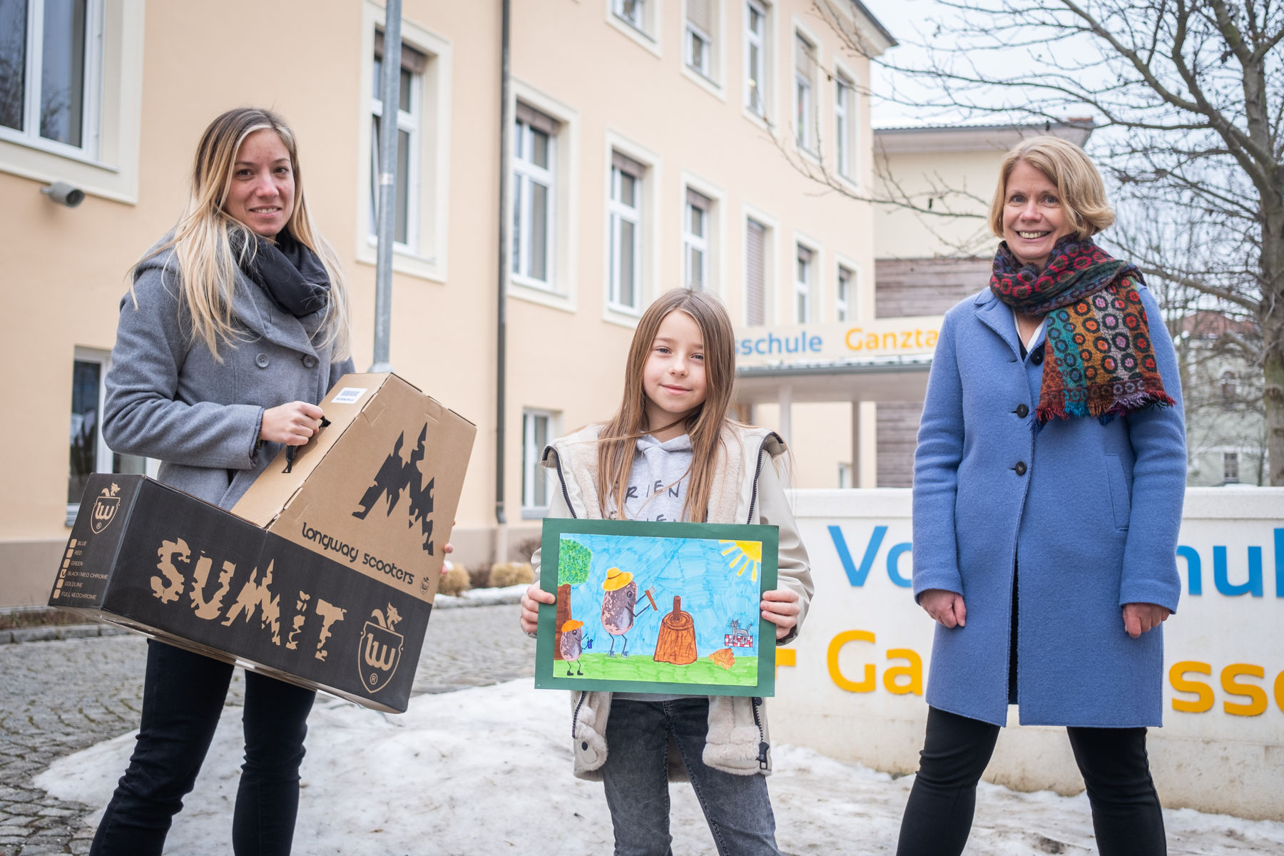 Siegerin Katharina Krapsch von der Volksschule Frohnleiten mit ihrem Kunstwerk "Holarbeitende Bohne" © LK-Stmk/Alexander Danner