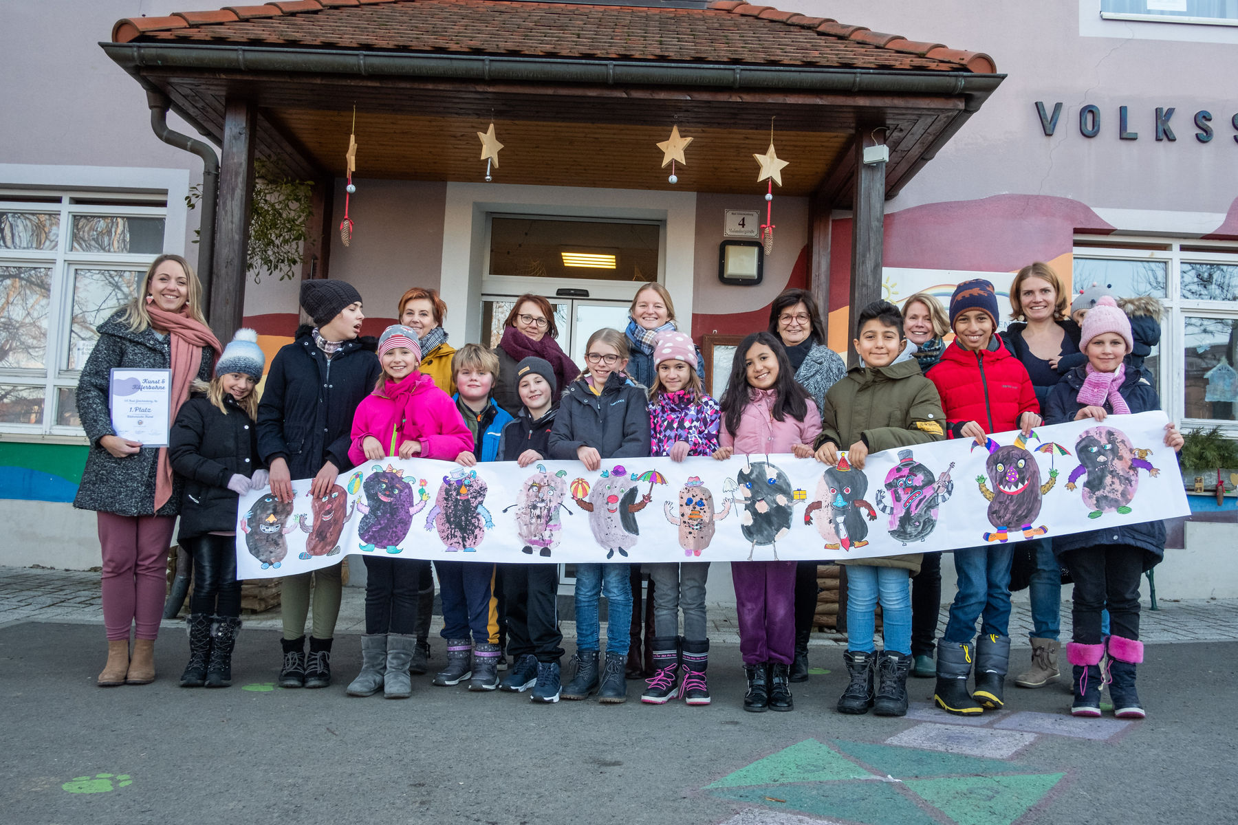 Die Schülerinnen und Schüler der Volksschule Bad Gleichenberg mit ihren Gratulantinnen © LK-Stmk/Alexander Danner
