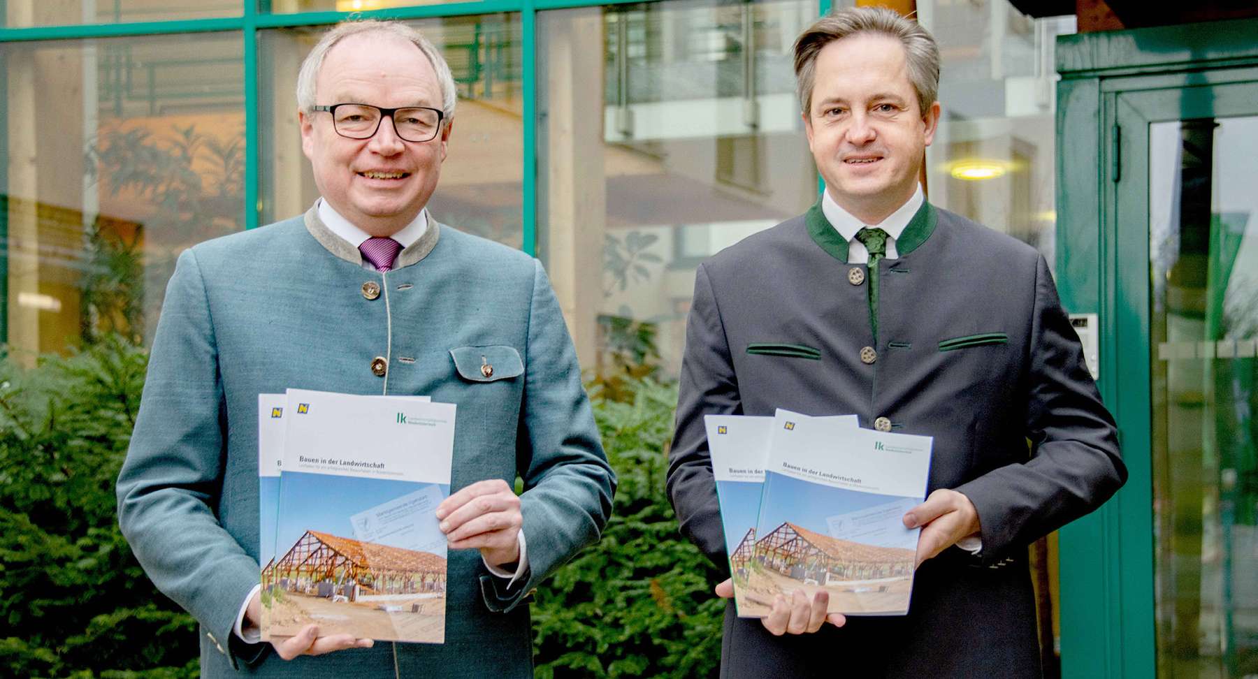 LH-Stellvertreter Stephan Pernkopf und LK NÖ-Präsident Johannes Schmuckenschlager präsentieren die Neuauflage der Broschüre "Bauen in der Landwirtschaft"