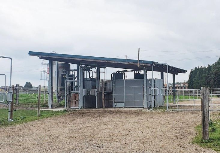 Kraftfutterstation mit Silo für die Transponderfütterung, besser bekannt als Abruffütterung. Jedes Pferd kann sich mehrmals täglich seine individuelle Futtermenge abholen.