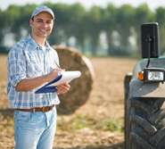 Landwirt mit Notizblock.jpg © Minerva Studio/stock.adobe.com