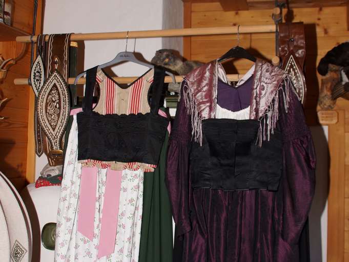 sb04 tracht mieder.jpg