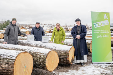 20. Wertholzversteigerung in Heiligenkreuz war ein voller Erfolg © Georg Pomassl 20. Wertholzversteigerung in Heiligenkreuz war ein voller Erfolg © Georg Pomassl