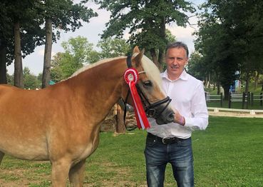 Albin Obiltschnig mit Fräulein-O bei der Bundesschau 2021-min.jpg