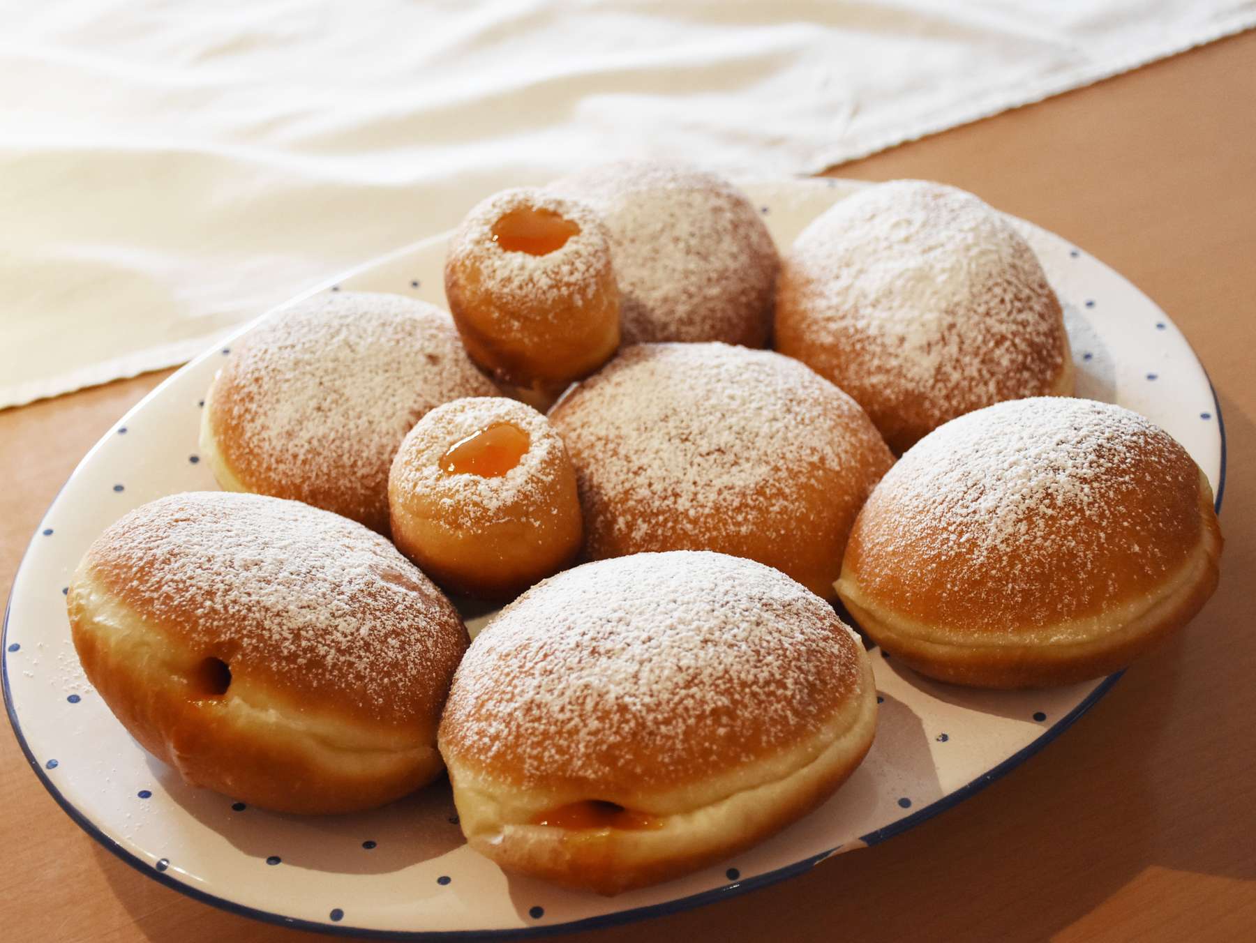 Selbstgemachte Faschingskrapfen mit hausgemachter Marillenmarmelade (c) kaiser-lkburgenland.jpg © Kaiser/LK Burgenland Selbstgemachte Faschingskrapfen mit hausgemachter Marillenmarmelade (c) kaiser-lkburgenland.jpg © Kaiser/LK Burgenland