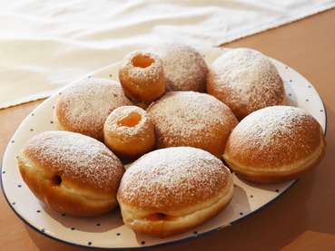 Selbstgemachte Faschingskrapfen mit hausgemachter Marillenmarmelade (c) kaiser-lkburgenland.jpg © Kaiser/LK Burgenland Selbstgemachte Faschingskrapfen mit hausgemachter Marillenmarmelade (c) kaiser-lkburgenland.jpg © Kaiser/LK Burgenland