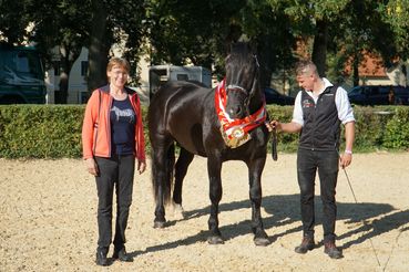 Angela Mosser mit Wacholder Nero.jpg © LK Kärnten/Stefanie Wuzella Angela Mosser mit Wacholder Nero.jpg © LK Kärnten/Stefanie Wuzella