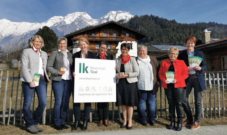 Zum Weltfrauentag präsentierten die Landesbäuerin und die Bezirksbäuerinnen das Programm zum 60-jährigen Jubiläum der Tiroler Bäuerinnen Zum Weltfrauentag präsentierten die Landesbäuerin und die Bezirksbäuerinnen das Programm zum 60-jährigen Jubiläum der Tiroler Bäuerinnen