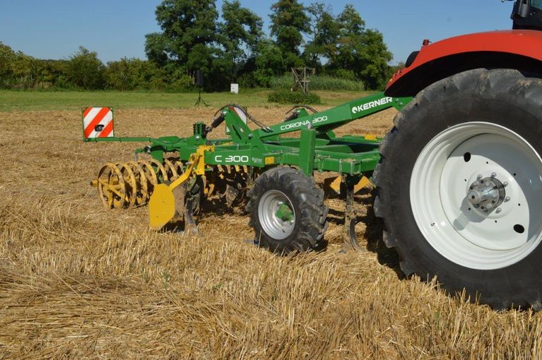 Bei gefederten Zinken können verdichtete Zonen, wie zum Beispiel Fahrgassen, nicht gleichmäßig tief bearbeitet werden. © Christoph Berndl/LK Niederösterreich