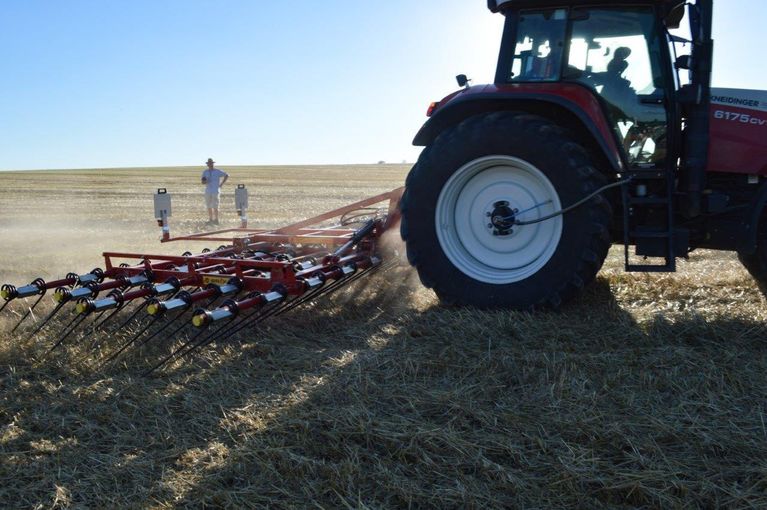 Im Einsatz soll der Strohstriegel diagonal im Feld gefahren werden und immer leicht gefüllt sein. Der Boden wird durch die auf meist fünf Balken angeordneten Zinken flach bearbeitet. © Christoph Berndl/LK Niederösterreich