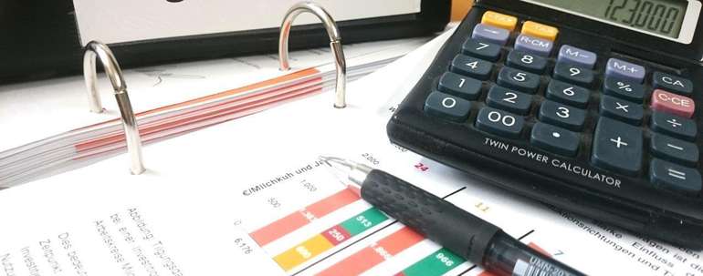 Mappe mit Taschenrechner © Eva Kail/LK Niederösterreich Mappe mit Taschenrechner © Eva Kail/LK Niederösterreich