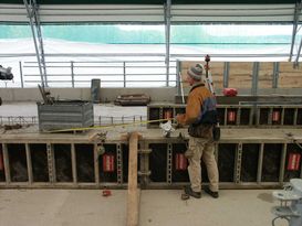 Baustelle mit Bauarbeiter.jpg Baustelle mit Bauarbeiter.jpg