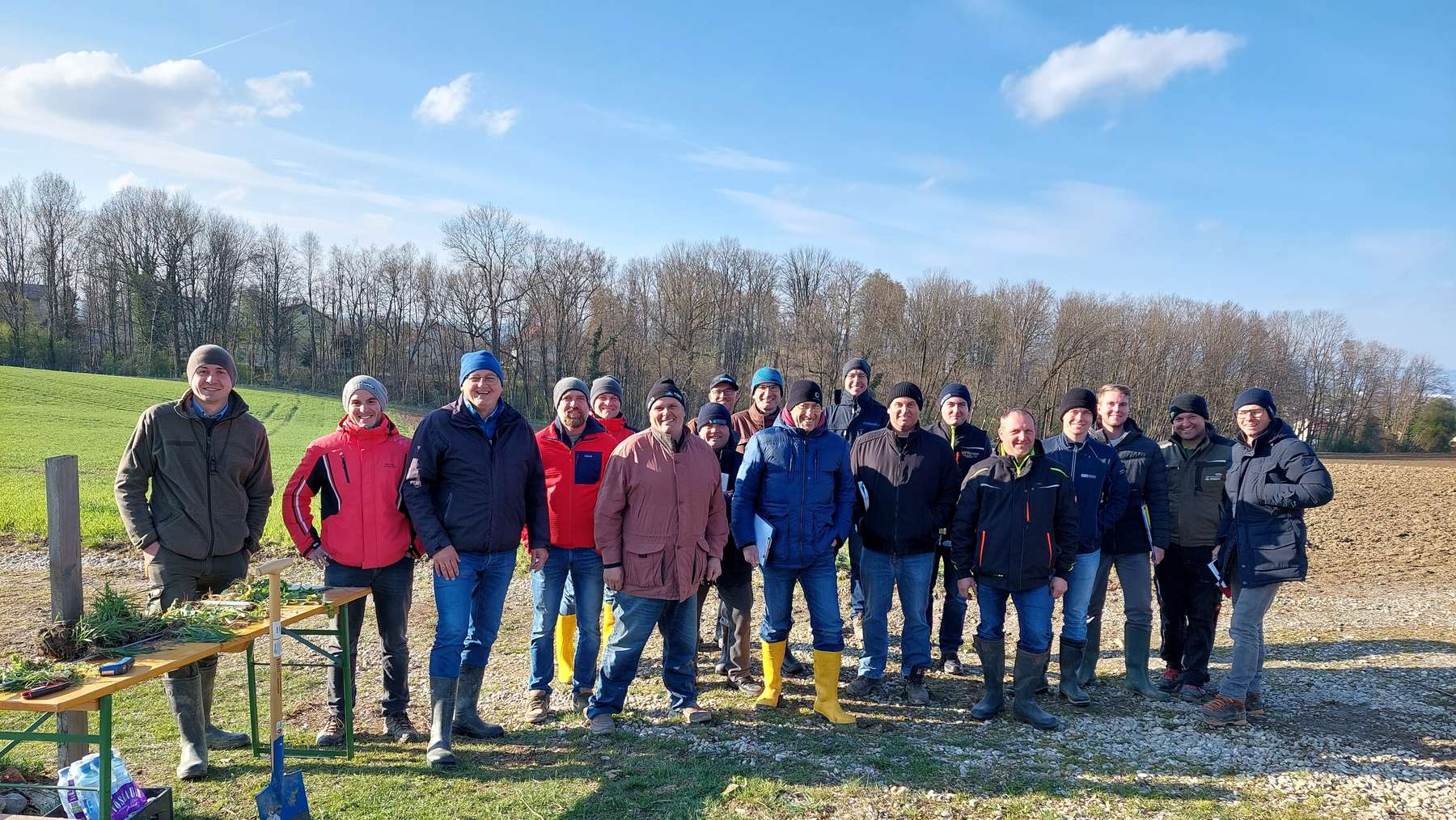 Feldbegehung der Arbeitskreise "Wasserbauern" mit KR Norbert Ecker, 4. April 2022