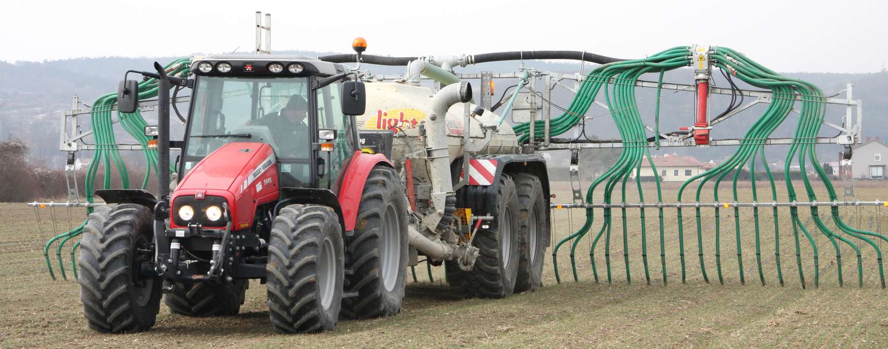 Bodennahe Ausbringsysteme verringern die Ammoniakemissionen wesentlich. © Paula Pöchlauer-Kozel/LK Niederösterreich Bodennahe Ausbringsysteme verringern die Ammoniakemissionen wesentlich. © Paula Pöchlauer-Kozel/LK Niederösterreich