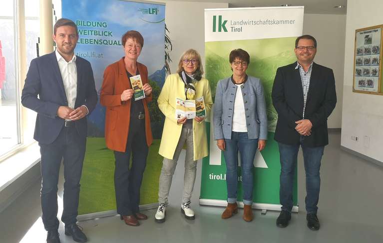 : Bgm. Dominik Mainusch mit LFI-Obfrau Christine Lintner, Landesrätin Beate Palfrader, Landesbäuerin und LK-Vizepräsidentin Helga Brunschmid und Direktor der MS Fügen 1 Helmut Mader. : Bgm. Dominik Mainusch mit LFI-Obfrau Christine Lintner, Landesrätin Beate Palfrader, Landesbäuerin und LK-Vizepräsidentin Helga Brunschmid und Direktor der MS Fügen 1 Helmut Mader.