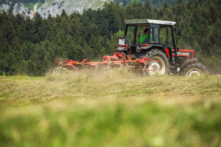 traktor beim mähen