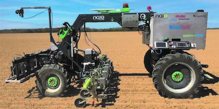 Autonomer Hackroboter Naio Orio Prototyp im Einsatz am Feld. Autonomer Hackroboter Naio Orio Prototyp im Einsatz am Feld.