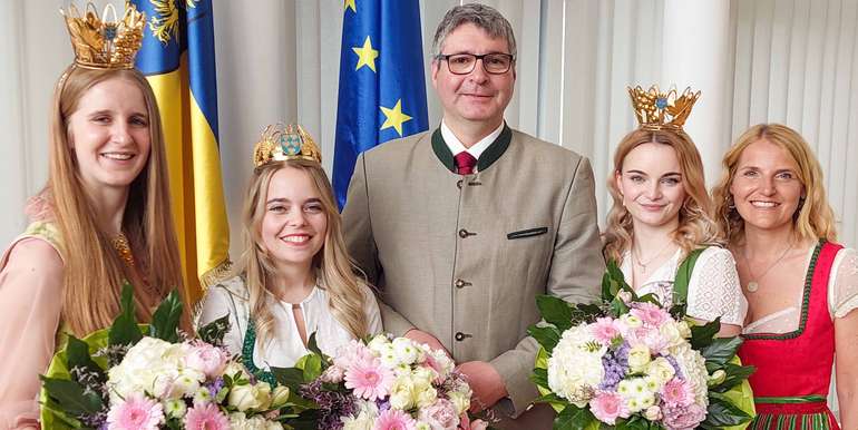 NÖ Vize-Weinkönigin Katharina Baumgartner, die neue NÖ Weinkönigin Sophie Hromatka, NÖ Weinbaupräsident Reinhard Zöchmann, NÖ Vize-Weinkönigin Magdalena Eser und ORF NÖ-Moderatorin Birgit Perl