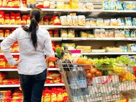 Frau im Supermarkt mit grosser Auswahl (Mittel).jpg