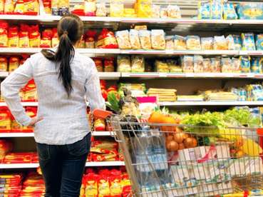 Frau im Supermarkt mit grosser Auswahl (Mittel).jpg