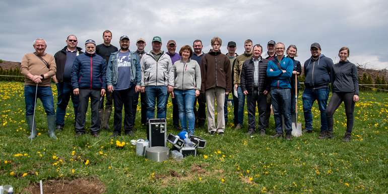 Bodenbeurteilung mit dem Bodenkoffer.jpg Bodenbeurteilung mit dem Bodenkoffer.jpg