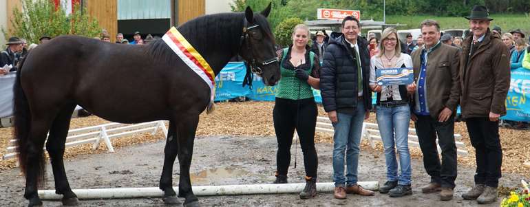 Landessiegerin mit Vorführerin, stolzen Beistzern, LK Präsident und Obmann LPZV.jpg Landessiegerin mit Vorführerin, stolzen Beistzern, LK Präsident und Obmann LPZV.jpg