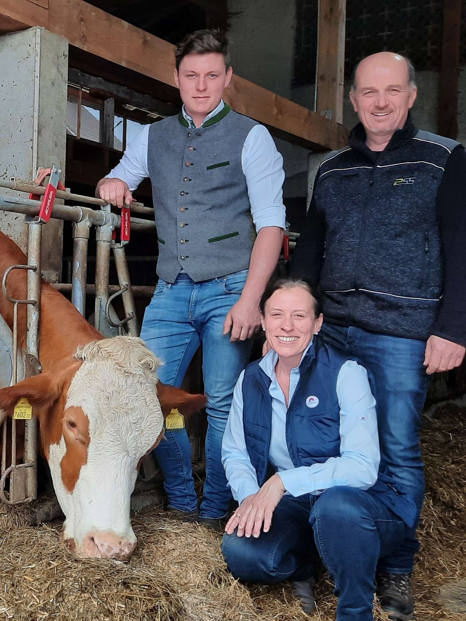 Familie Tschernitz mit Kuh, hoch.jpg