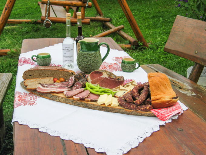 Jause am Tisch © LK Tirol