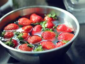 Erdbeeren in Wasser-Essig-Bad
