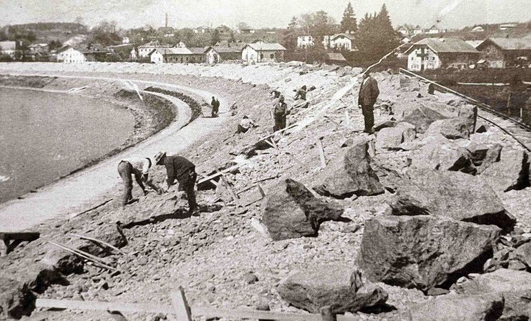 Dammbau.jpg © Archiv Dammbau.jpg © Archiv