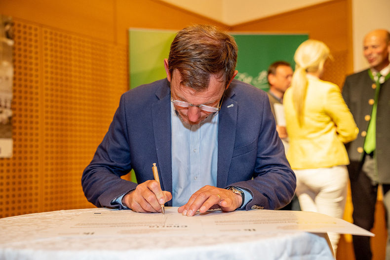 Charta-Unterzeichnung mit 30 agrarischen Vereinen © LK NÖ/Georg Pomaßl