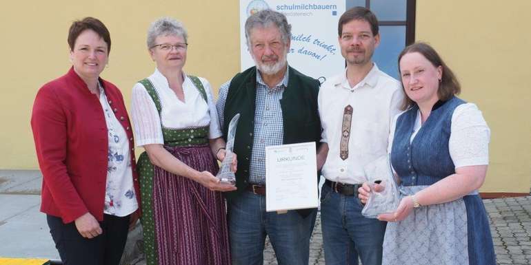 Pioniere der regionalen Schulmilch: 30 Jahre im Einsatz für die Versorgung unserer Kinder mit Vitaminen, Calcium und Co. Pioniere der regionalen Schulmilch: 30 Jahre im Einsatz für die Versorgung unserer Kinder mit Vitaminen, Calcium und Co.