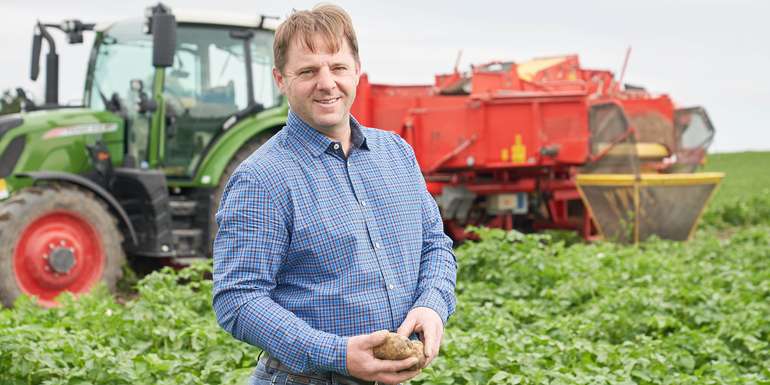 Obmann der Interessengemeinschaft Erdäpfelbau Franz Wanzenböck hofft bei der Heurigenernte 2022 auf nicht zu stark sinkende Erzeugerpreise.