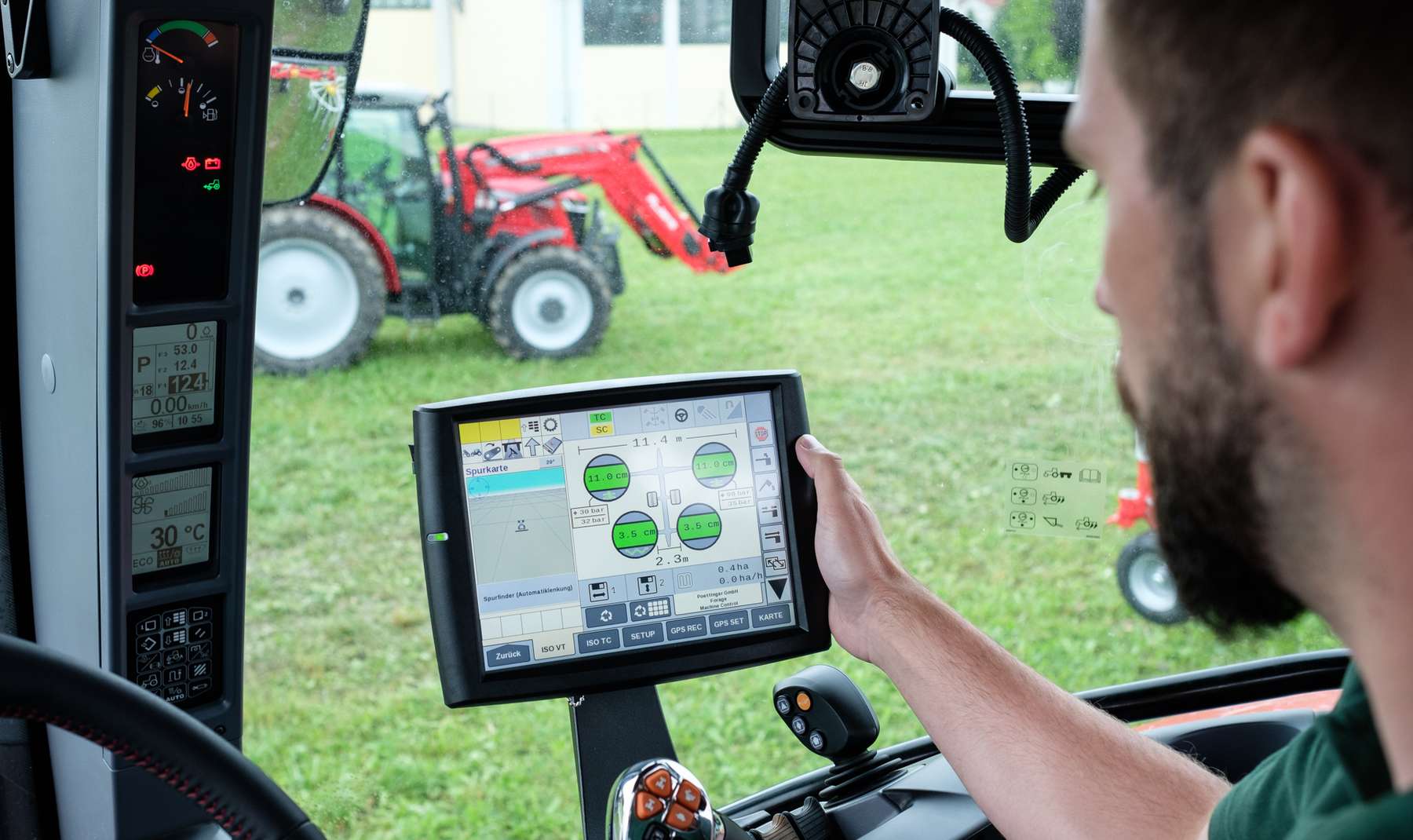 Technik in der Traktorkabine - Digitalisierte Landwirtschaft 2 © LFI/Ing. Pfabigan Technik in der Traktorkabine - Digitalisierte Landwirtschaft 2 © LFI/Ing. Pfabigan