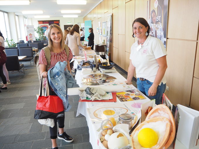 Mit Infoständen konnten sich Lehrerinnen und Lehrer an der Pädagogischen Hochschule in Krems über Unterrichtsmaterialien und weitere Angebote informieren, die den Schulkindern einblicke in die heimische Landwirtschaft ermöglichen. © LK Niederösterreich Mit Infoständen konnten sich Lehrerinnen und Lehrer an der Pädagogischen Hochschule in Krems über Unterrichtsmaterialien und weitere Angebote informieren, die den Schulkindern einblicke in die heimische Landwirtschaft ermöglichen. © LK Niederösterreich