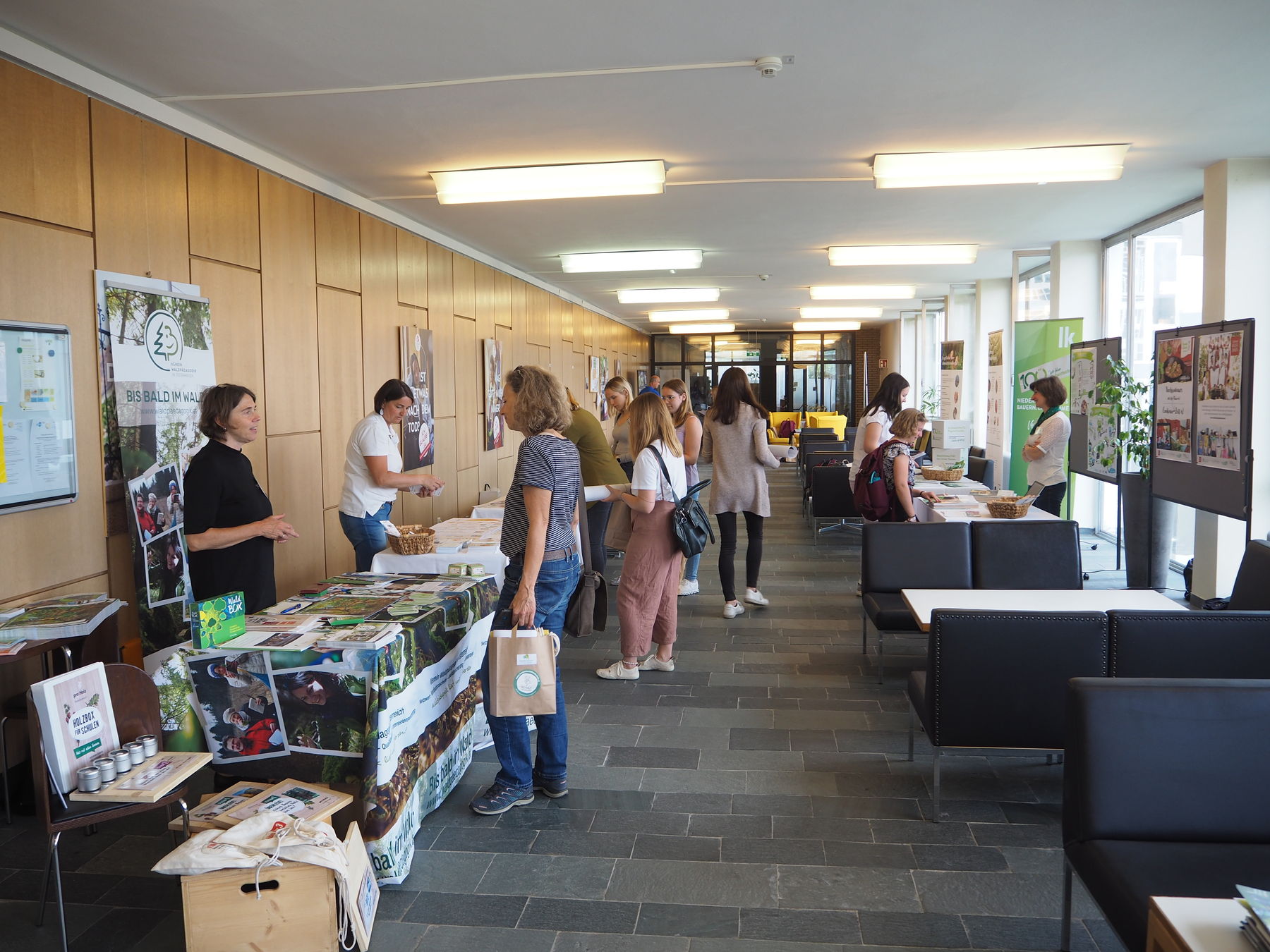 Mit Infoständen konnten sich Lehrerinnen und Lehrer an der Pädagogischen Hochschule in Krems über Unterrichtsmaterialien und weitere Angebote informieren, die den Schulkindern einblicke in die heimische Landwirtschaft ermöglichen. © LK Niederösterreich Mit Infoständen konnten sich Lehrerinnen und Lehrer an der Pädagogischen Hochschule in Krems über Unterrichtsmaterialien und weitere Angebote informieren, die den Schulkindern einblicke in die heimische Landwirtschaft ermöglichen. © LK Niederösterreich