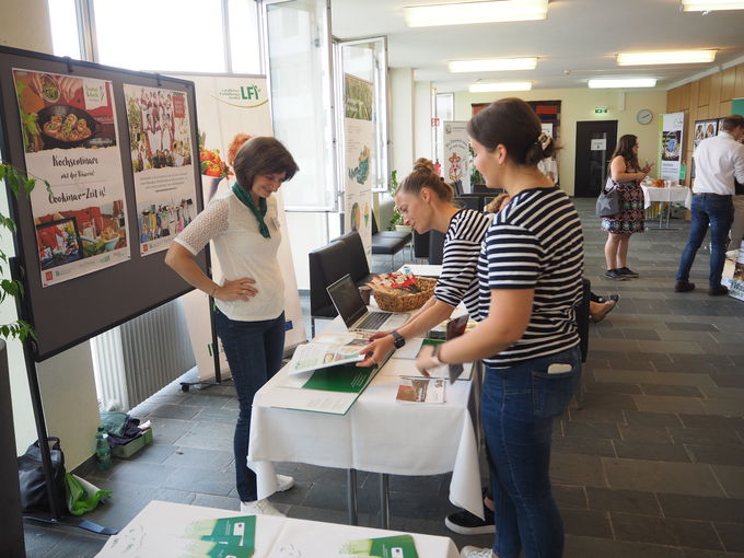 Mit Infoständen konnten sich Lehrerinnen und Lehrer an der Pädagogischen Hochschule in Krems über Unterrichtsmaterialien und weitere Angebote informieren, die den Schulkindern einblicke in die heimische Landwirtschaft ermöglichen.