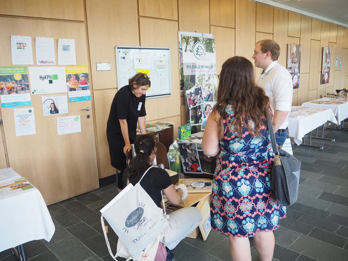 Mit Infoständen konnten sich Lehrerinnen und Lehrer an der Pädagogischen Hochschule in Krems über Unterrichtsmaterialien und weitere Angebote informieren, die den Schulkindern einblicke in die heimische Landwirtschaft ermöglichen. © LK Niederösterreich Mit Infoständen konnten sich Lehrerinnen und Lehrer an der Pädagogischen Hochschule in Krems über Unterrichtsmaterialien und weitere Angebote informieren, die den Schulkindern einblicke in die heimische Landwirtschaft ermöglichen. © LK Niederösterreich