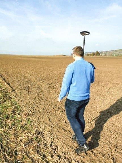 Mittels eines RTK-Messstabes wird die Bearbeitungsgrenze für ein Lenksystem erhoben. © Christoph Wolfesberger/LK Niederösterreich Mittels eines RTK-Messstabes wird die Bearbeitungsgrenze für ein Lenksystem erhoben. © Christoph Wolfesberger/LK Niederösterreich