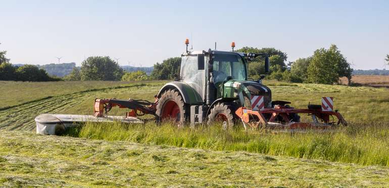 Traktor beim Mähen