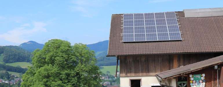 Für einen hohen Wirkungsgrad einer Photovoltaikanlage spielen unter anderem Verschattung, Hitze, Ammoniak- und Staubbelastung durch die Stallabluft und vieles mehr eine Rolle. Für einen hohen Wirkungsgrad einer Photovoltaikanlage spielen unter anderem Verschattung, Hitze, Ammoniak- und Staubbelastung durch die Stallabluft und vieles mehr eine Rolle.