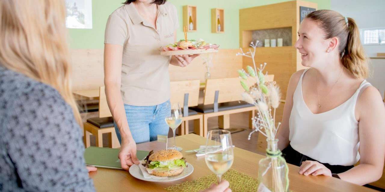 Mit Überzeugung sowie einer Portion Zielstrebigkeit und Motivation steht einem erfolgreichen Buschenschank nichts mehr im Weg. © Eva Lechner/LK Niederösterreich Mit Überzeugung sowie einer Portion Zielstrebigkeit und Motivation steht einem erfolgreichen Buschenschank nichts mehr im Weg. © Eva Lechner/LK Niederösterreich