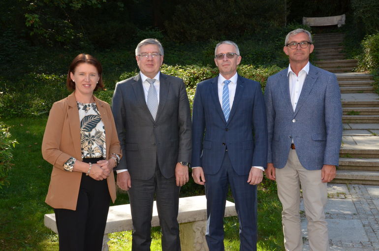 Agrofert_Besuch_LK_OÖ_Land_OÖ_mit_Agrar-LR_und_LK-Präs_1_LK_OÖ_Köck.jpg © LK OÖ Agrofert_Besuch_LK_OÖ_Land_OÖ_mit_Agrar-LR_und_LK-Präs_1_LK_OÖ_Köck.jpg © LK OÖ