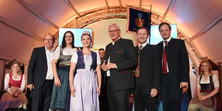 Susanne I. Österreichische Weinkönigin.jpg Susanne I. Österreichische Weinkönigin.jpg